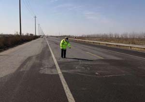 濱海新區(qū)民警深入查找在道路渠化、交通設(shè)施、交通標(biāo)志等方面是否存在隱患？