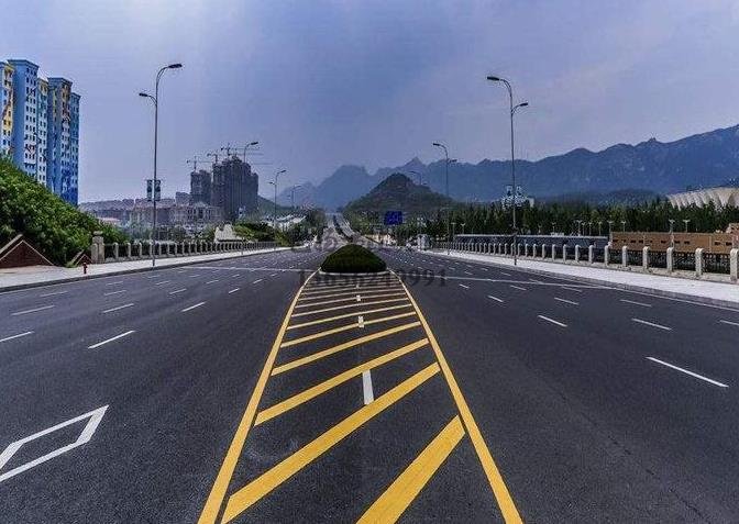 鎮(zhèn)江道路劃線，鎮(zhèn)江道路劃線施工單位？飛揚(yáng)市政專業(yè)可靠！